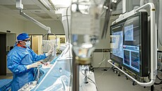 Kardiolog Vojt�ch Novotný p�i zákroku na katetriza�ním sále Kardiologického...
