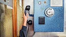 V Retroautomuzeu ve Strnadicích mají funk�ní telefonní budku. Za p�tika�ku si...
