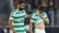 Cameron Carter-Vickers ze Celticu ut�uje spoluhrá�e Lukea McCowana.