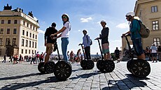 Vozítka p�ed Pra�ským hradem.  M�stu do�la v roce 2016 trp�livost.