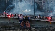 P�íznivci zesnulého bosenskosrbského generála Ratka Mladi�e dr�í jeho...