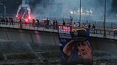 P�íznivci zesnulého bosenskosrbského generála Ratka Mladi�e dr�í jeho...