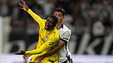 Hradecký úto�ník Abdullahi Umar se probíjí obranou Besiktase Istanbul ve t�etím...