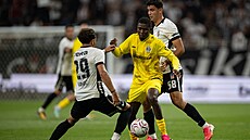Hradecký úto�ník Abdullahi Umar se probíjí obranou Besiktase Istanbul ve t�etím...