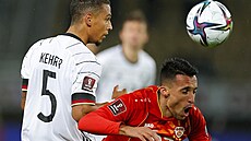 N�mecký obránce Thilo Kehrer v souboji s Bojanem Miovským ze Severní Makedonie...