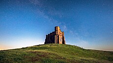 Na kopci nad anglickým Abbotsbury stojí kaple svaté Kate�iny, která pamatuje...