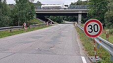 Výrazným prvkem ve Slavní�i je dálni�ní most na severním konci obce. �í�í se z...