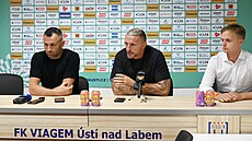 Spole�ná tiskovka trenér� Ústí a Dukly Davida Oulehly (vlevo) a Pavla �ustra.