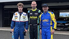 Pilot Martin Doubek (uprost�ed) nechal �ídit sv�j v�z NASCAR i um�lce Oskara...