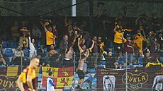 Fanou�ci fotbalové Dukly p�i zápase v Ústí nad Labem.
