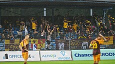 Fanou�ci fotbalové Dukly p�i zápase v Ústí nad Labem.