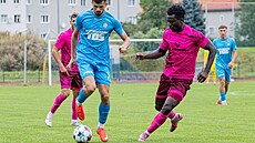 Ústecký fotbalista Solomon Osaghae (vpravo) v pohárovém zápase ve Varnsdorfu,...