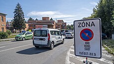 Silni�á�i opraví 150 metr� rozbité cesty u hlavního vjezdu do areálu Ba�ovy...
