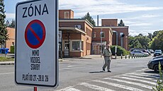 Silni�á�i opraví 150 metr� rozbité cesty u hlavního vjezdu do areálu Ba�ovy...