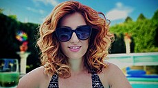 V plavkách u bazénu se na Instagramu ukázala i man�elka Pavla Trávní�ka Monika...