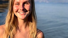 Partnerka Ji�ího Ployhara Laura pózuje b�hem dovolené na �eckém Korfu. (srpen...