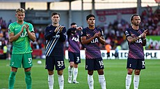Hrá�i Tottenhamu po porá�ce s Brentfordem. Vlevo �eský branká� Antonín Kinský.