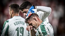 K�ídelník Bohemians Václav Pila� opou�tí h�i�t� s tr�nou ránou po souboji s...