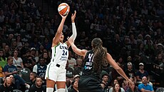 Napheesa Collierová (24) z Minnesota Lynx st�ílí na ko� Golden State Valkyries,...