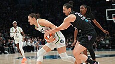 Eli�ka Joklová (v bílém) z Minnesota Lynx se tla�í ke ko�i Golden State...