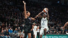 Natasha Howardová (1) z Minnesota Lynx si d�lá prostor k zakon�ení na ko�...
