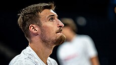 �eský basketbalista Jan Zídek se chystá na zápas.