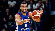 �eský basketbalista Patrick Samoura v zápase s Tureckem