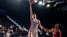 �eská pivotka Natálie Koucká zakon�uje v duelu s Tureckem, sleduje ji Tilbe...
