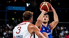 �eský basketbalista Jan Zídek zakon�uje v zápase s Tureckem.