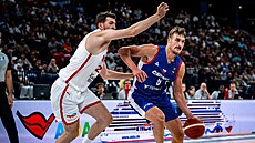 �eský basketbalista Jan Zídek úto�í v zápase s Tureckem.