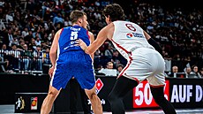 �eský basketbalista Jan Zídek úto�í v zápase s Tureckem.