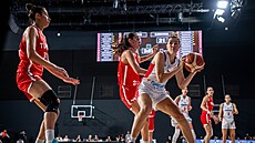 �eská basketbalistka Julie Pospí�ilová si d�lá prostor k zakon�ení pod tureckým...