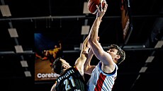 �eský basketbalista Martin Svoboda zakon�uje na belgický ko� p�es Vincenta...
