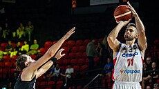 �eský basketbalista Tomá� Kyzlink st�ílí na belgický ko�.