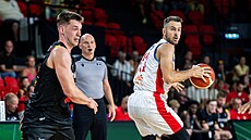 �eský basketbalista Tomá� Kyzlink u mí�e v utkání s Belgií