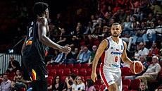�eský basketbalista Patrick Samoura v zápase s Belgií