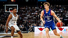 �eský basketbalista Petr K�ivánek u mí�e v zápase s N�meckem, brání ho Maodo Lo.