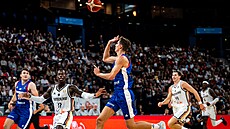 �eský basketbalista Richard Bálint zakon�uje na n�mecký ko� p�es Dennise...