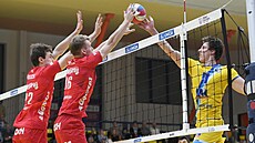 Radek Suda (ve �lutém) v dresu ústeckých volejbalist�.