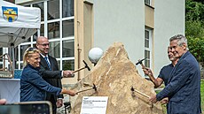 Zleva vp�edu starostka V�ra Prokopová a architekt Karel Mrázek poklepávají...
