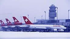 Trojice letoun� McDonnell Douglas MD-11 spole�nosti Swissair na leti�ti v...