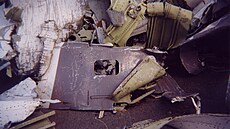 Vyzdvi�ené trosky letounu MD-11 z letu Swissair 111. Uprost�ed le�í pokroucené...