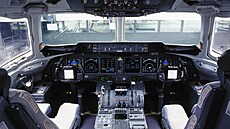 Pohled do kokpitu sesterského letounu MD-11 spole�nosti Swissair.
