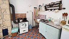 Kuchy� je za�ízena prost�, ale ú�eln�, jak se na chalupu slu�í a pat�í.