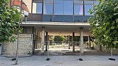 Demoli�ní firma u� si prostor p�ipravuje. Podloubím pod budovou u� lidé...