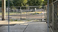 Demoli�ní firma u� si prostor p�ipravuje. Podloubím pod budovou u� lidé...
