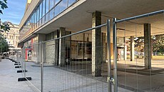 Demoli�ní firma u� si prostor p�ipravuje. Podloubím pod budovou u� lidé...