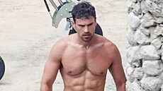 Theo James na Capri (8. �ervence 2024)