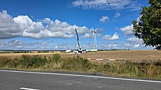 Odklízení trosek z�ícené v�trné elektrárny na poli u Pot�tátu na P�erovsku....