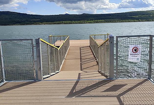 People Use Piers at Lake Milada Despite Ban, While Bird Protection Delays Work